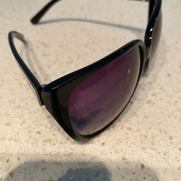 Gucci Sunglasses - Picture 5 of 6